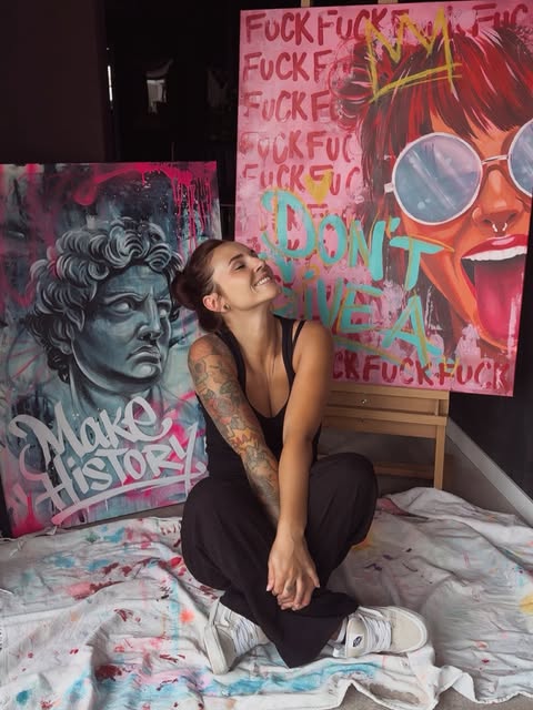 Selina im Atelier mit ihren Gemälden